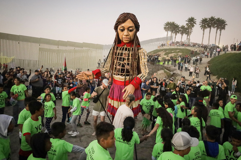La marioneta Amal llega con mensaje de esperanza al muro fronterizo Tijuana