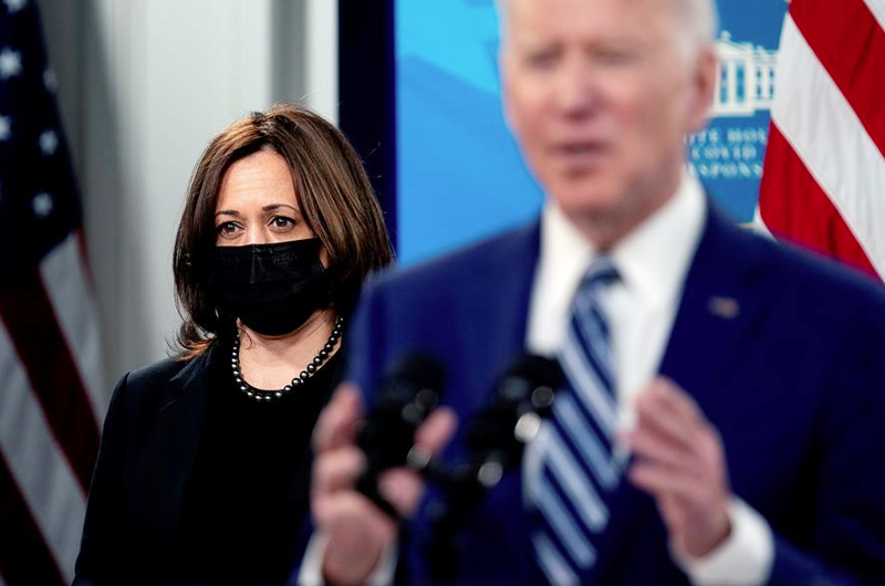 Kamala Harris habla con Giammattei sobre migración y Centroamérica