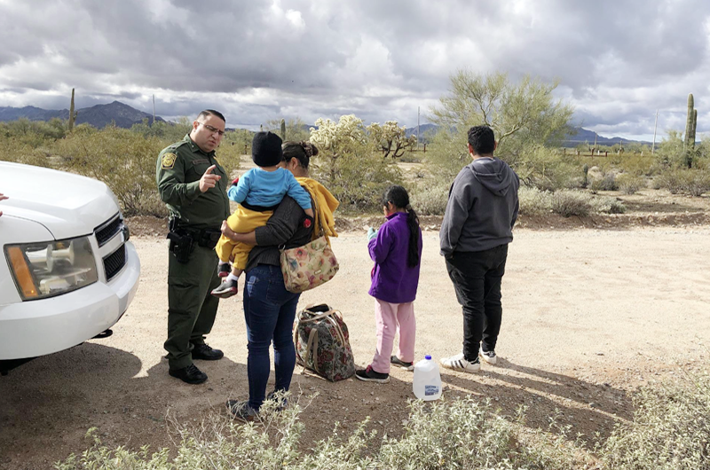 Récord de cruces y muertes de migrantes marcaron frontera sur de EEUU en 2021