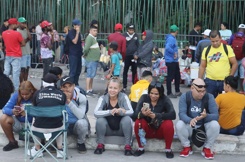 Las peticiones de asilo en México suben un 18 % en 2023 a un récord que satura la frontera