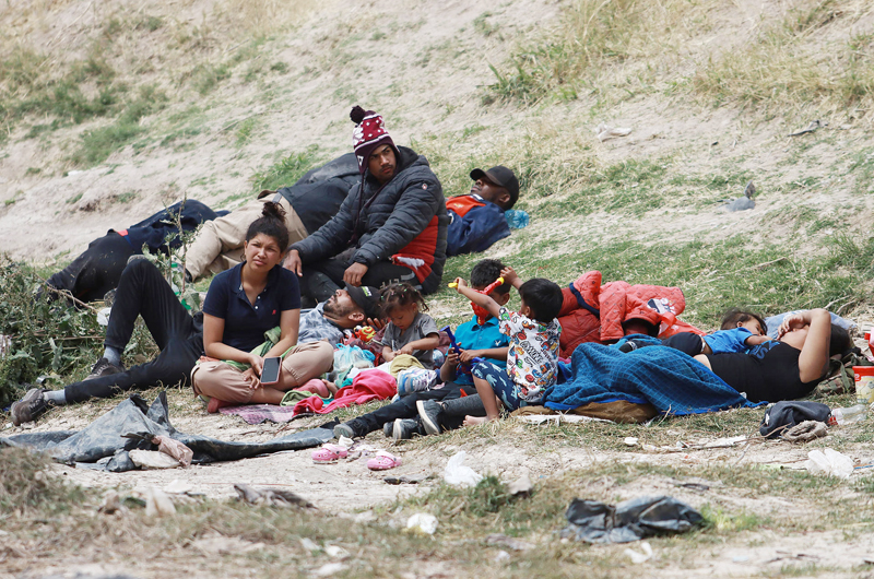 El clima extremo enferma a decenas de niños migrantes que acampan en la frontera de México