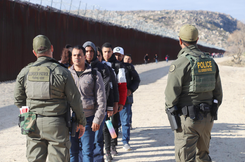 Asociación de Funcionarios Latinos critica aumento de tarifas en trámites de inmigración