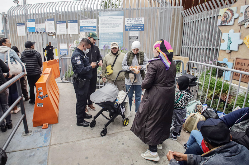 Migrantes que buscan asilo en EEUU acampan en cruce fronterizo en la mexicana Tijuana 