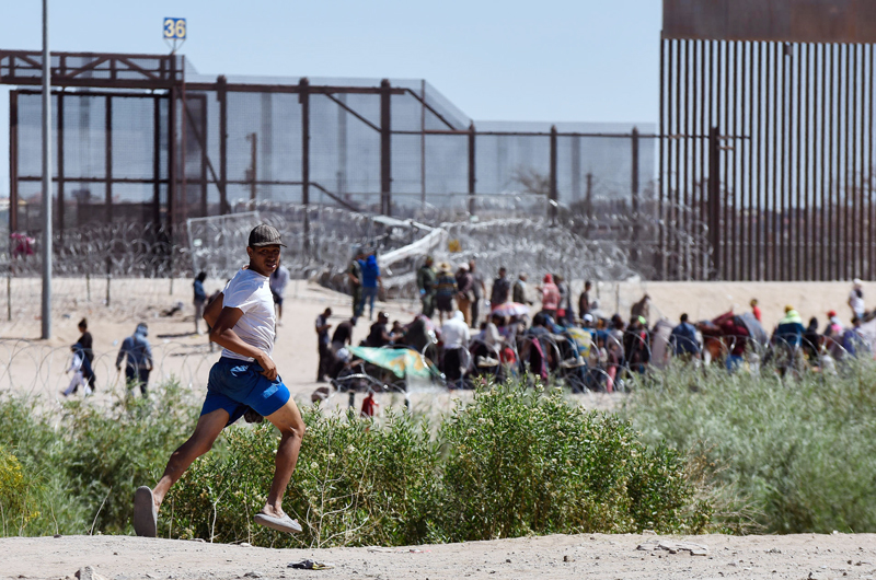 Policías “espantan” a migrantes en norte de México, mientras civiles les llevan alimentos