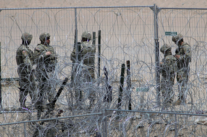 Migrantes en frontera de México acusan a guardias texanos de disparar balas de goma y gas