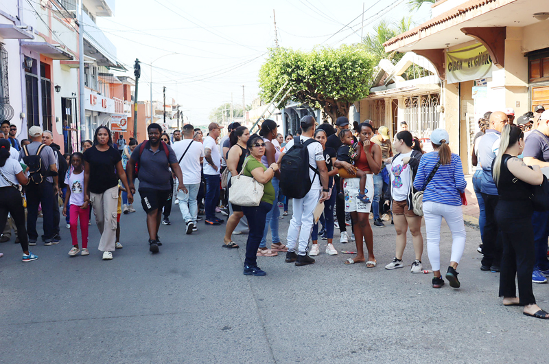 Tras duras medidas migratorias de Trump, miles de migrantes buscan asilo en sur de México