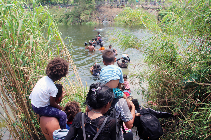 Critican a juez en Texas por llamar a migrantes “espaldas mojadas” 