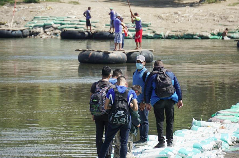 Migrantes hondureños llegan a cuentagotas a la frontera de México-Guatemala