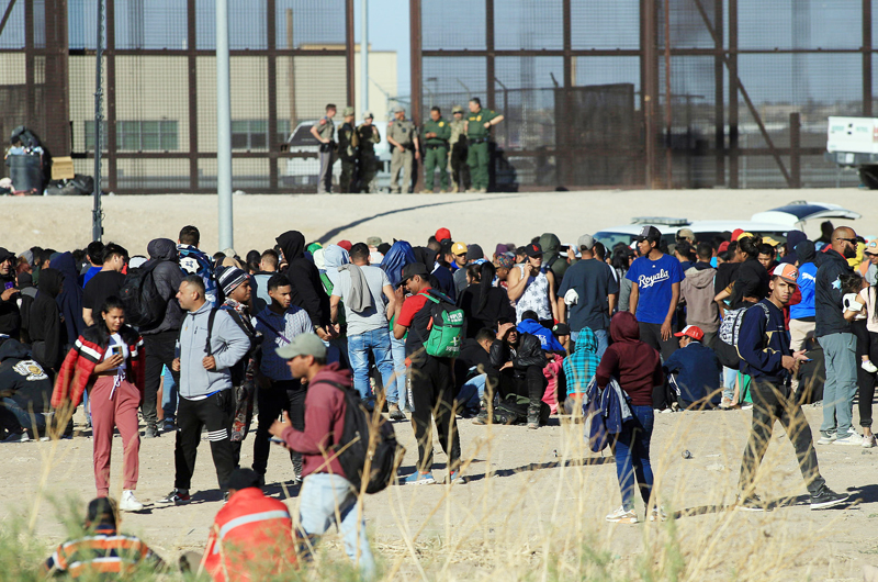 Tras incendio fatal en México, migrantes buscan entregarse en Estados Unidos