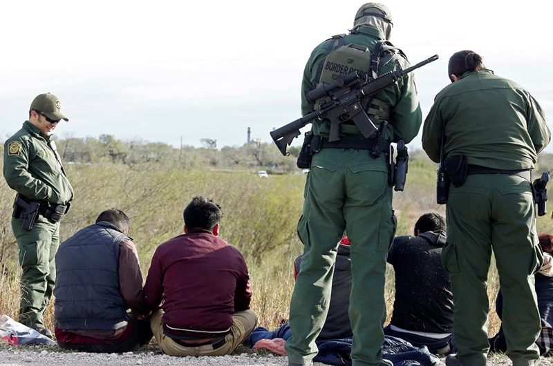 Detienen a un centenar de indocumentados en dos casas en la frontera de Texas