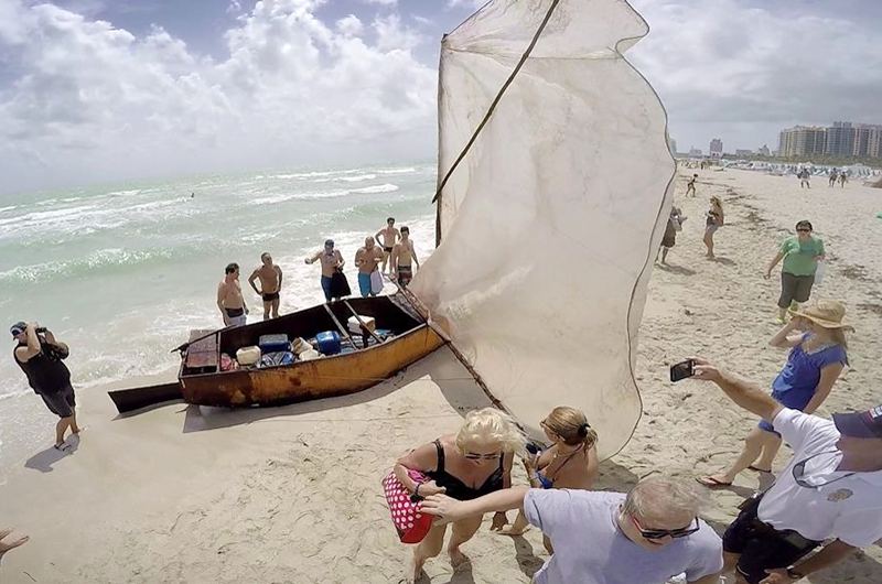 Balseros cubanos llegan a los Cayos de Florida en una precaria embarcación