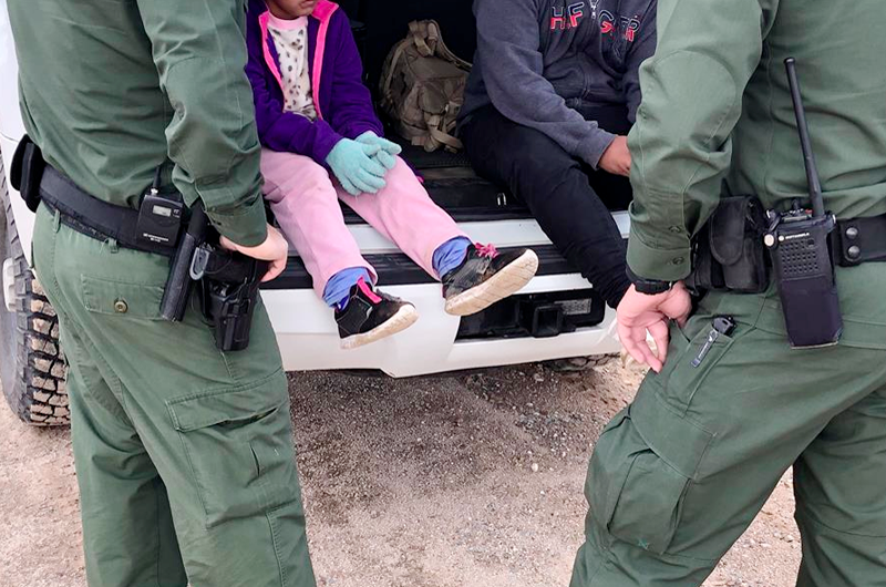 Veintiocho niños migrantes detenidos hace más de un año enfrentan deportación