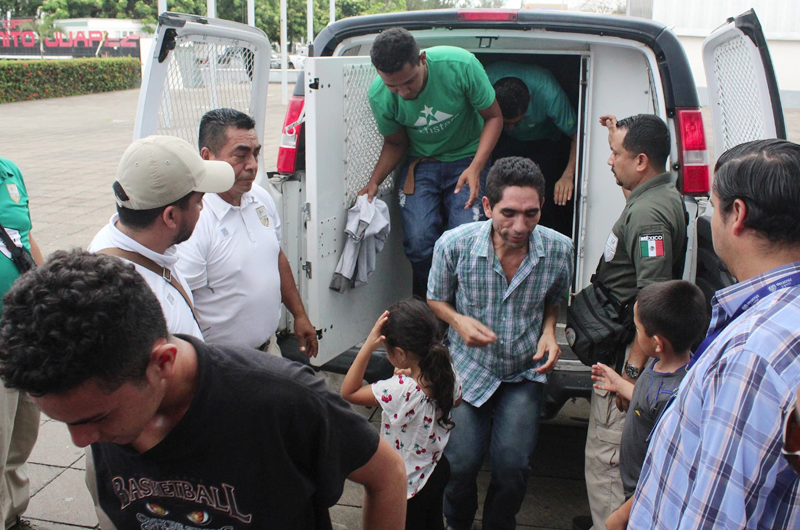 Detienen a 359 migrantes en un camión en el estado mexicano de Veracruz