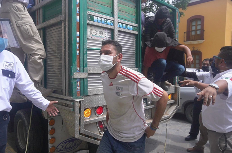 Hallan a 53 migrantes hacinados en un vehículo de carga en sureste de México