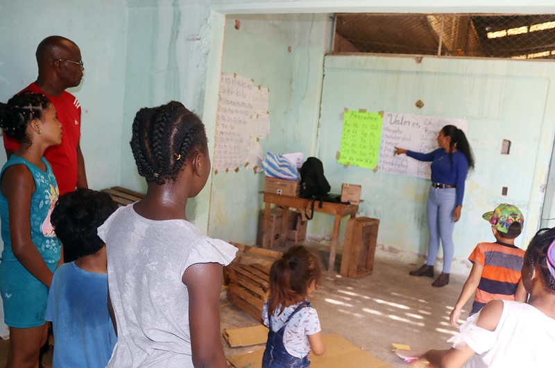 Una maestra hondureña abre una escuela para hijos de solicitantes de asilo en México
