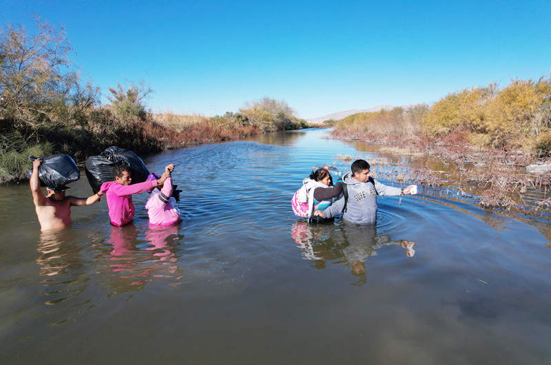 Agentes mexicanos rescatan a mujer y 4 hijos con hipotermia tras pasar horas en río Bravo