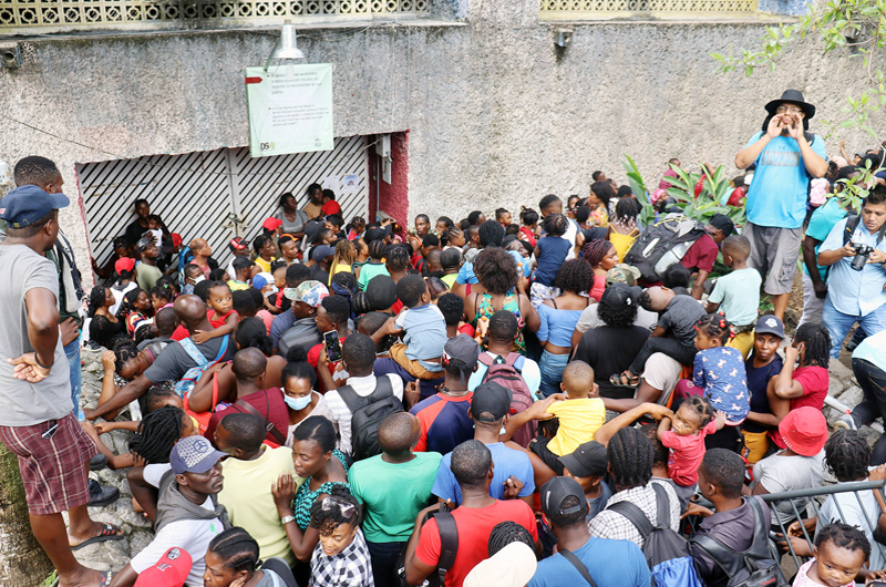 Miles de migrantes protestan para exigir asilo en la frontera sur de México 