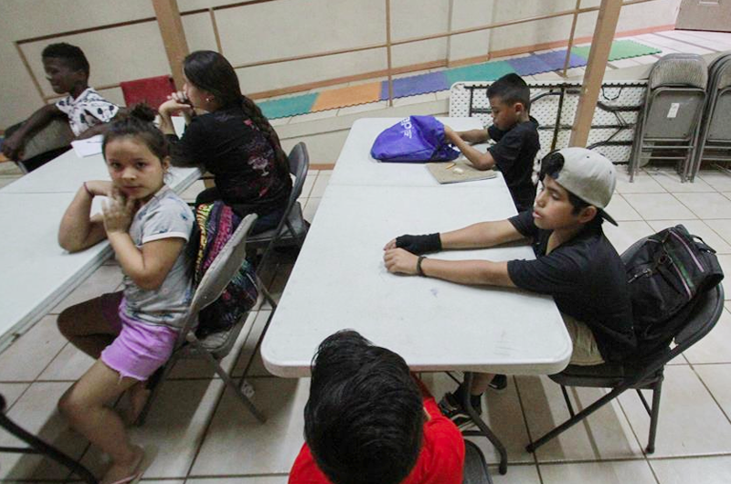 Niños migrantes estudian a distancia varados en la mexicana Tijuana