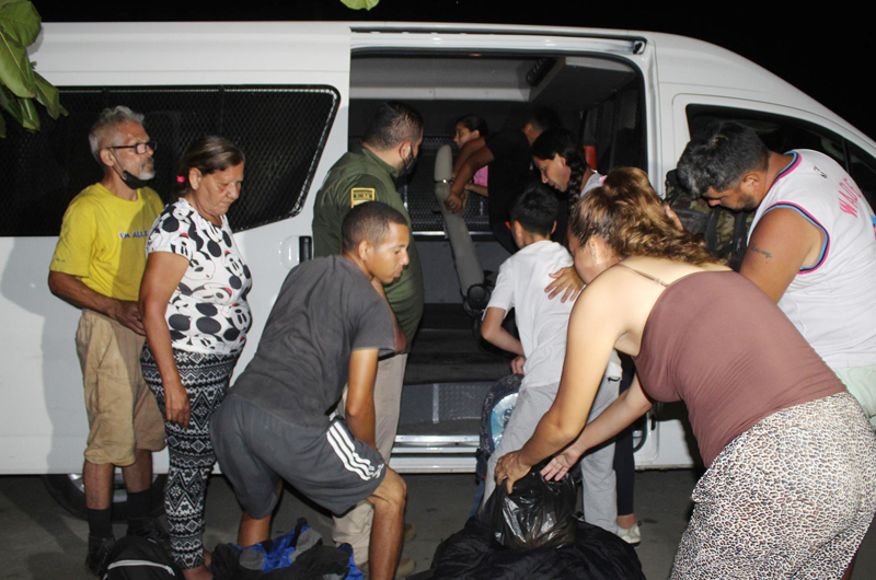 Una caravana migrante acaba al entregarse a las autoridades en la frontera sur de México