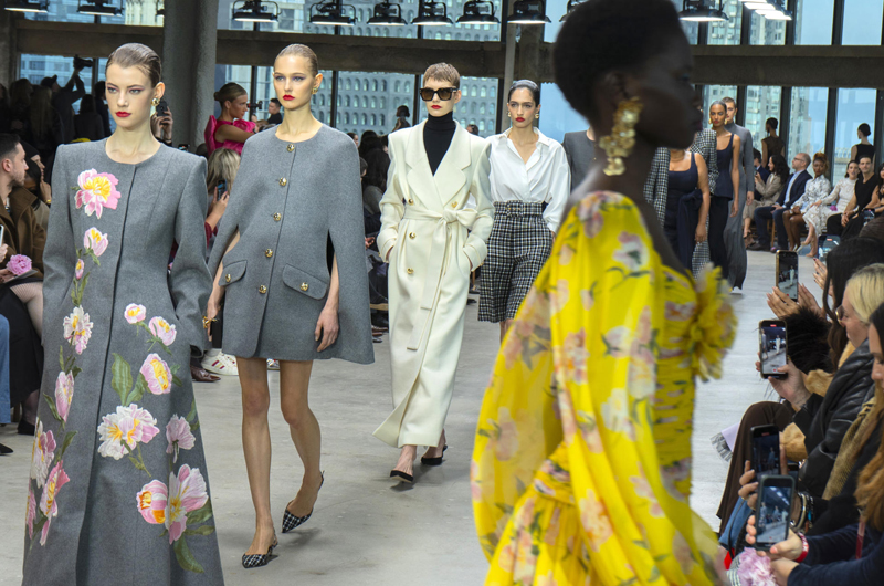 Carolina Herrera propone siluetas femeninas, flores y volantes para el otoño