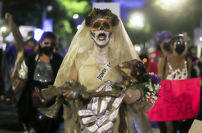 Catrinas marchan en Ciudad de México pidiendo el fin de la violencia machista