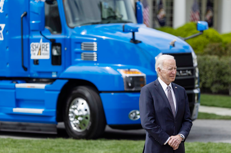 Biden anima a más mujeres y latinos a convertirse en camioneros