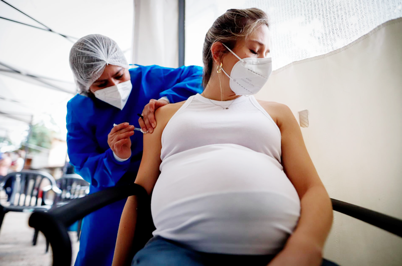 Exhortan a embarazadas a vacunarse ante muerte de 5 de ellas en Puerto Rico