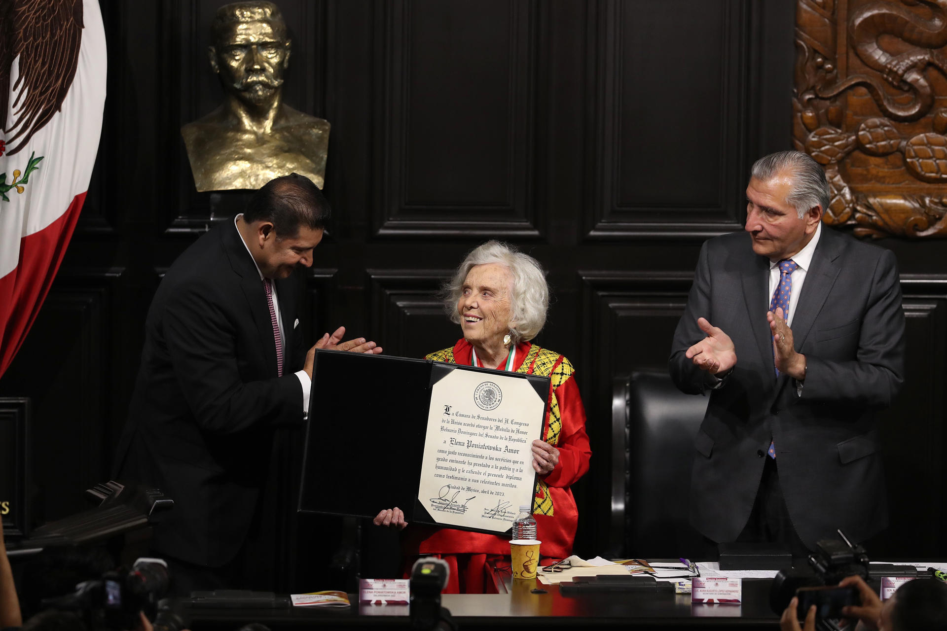 Senado mexicano da medalla Belisario Domínguez a escritora Elena Poniatowska