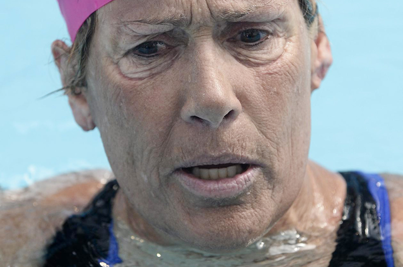 Diana Nyad celebra 10 años de cruzar a nado de Florida a Cuba liberando una tortuga marina