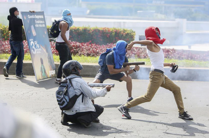 Policía nicaragüense disparó contra manifestantes frente a la catedral 