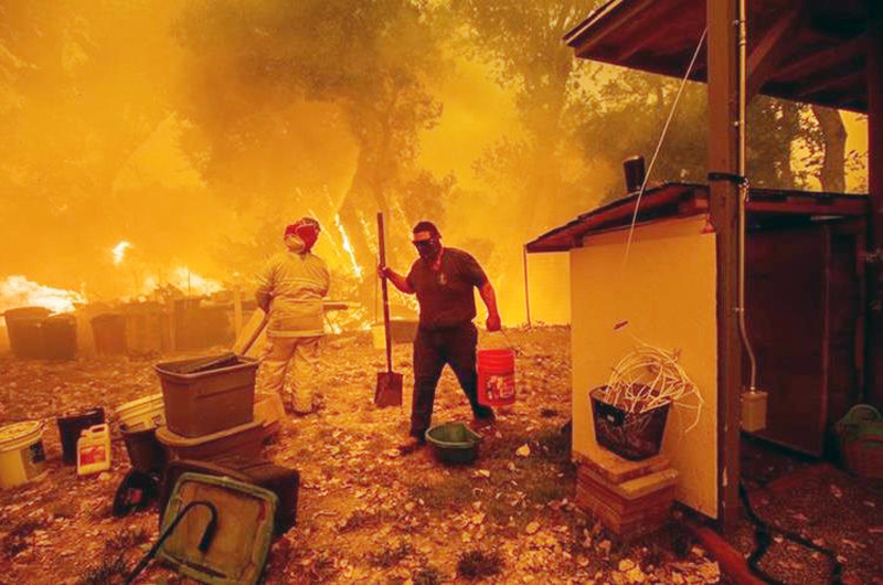 Reportan avances en contención de incendios forestales en California