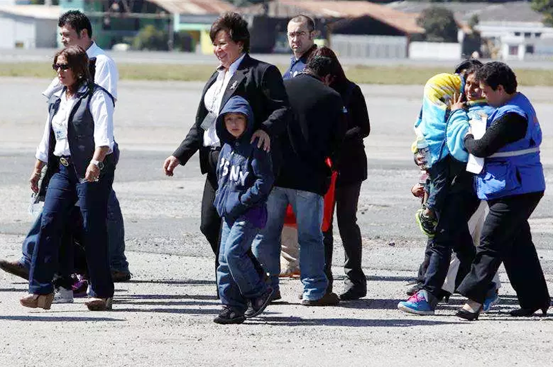 Acusan a hombre en EUA por amenazar con un fusil a familia inmigrante