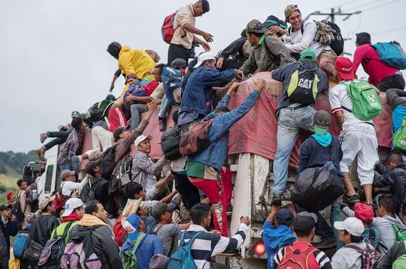 Caravana migrante avanza de territorio oaxaqueño a Sayula, Veracruz 