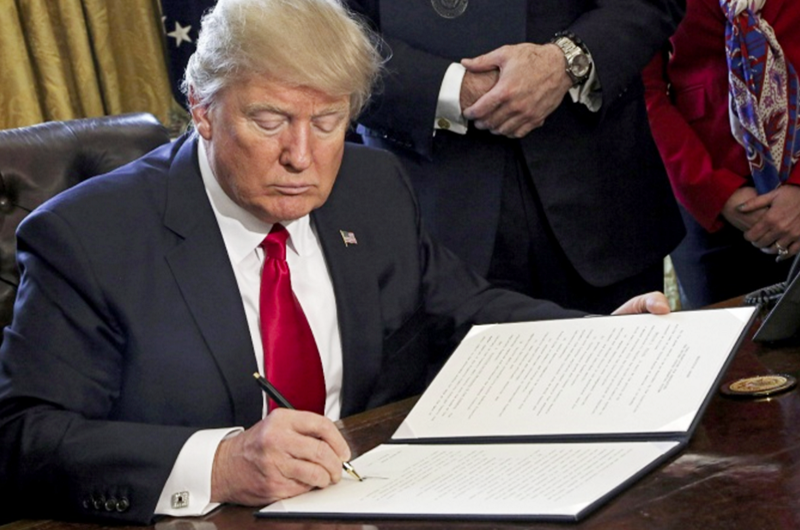 Trump firma orden para suspender 60 días la inmigración 