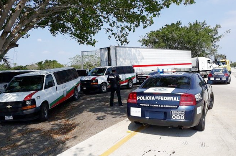 Rescatan a 134 migrantes encerrados en tráiler en Veracruz