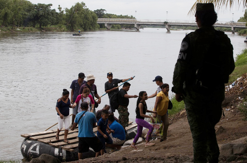 Pobreza y violencia impulsan a miles de hondureños a emigrar