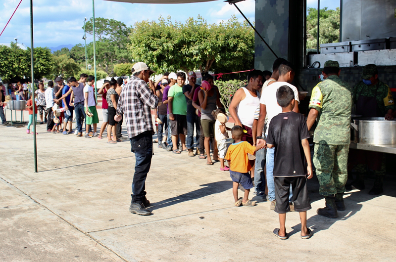 Ejército brinda alimentos a migrantes varados en Mapastepec, Chiapas 