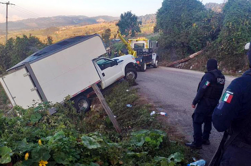 Camión de carga con 40 migrantes centroamericanos vuelca en sureste de México