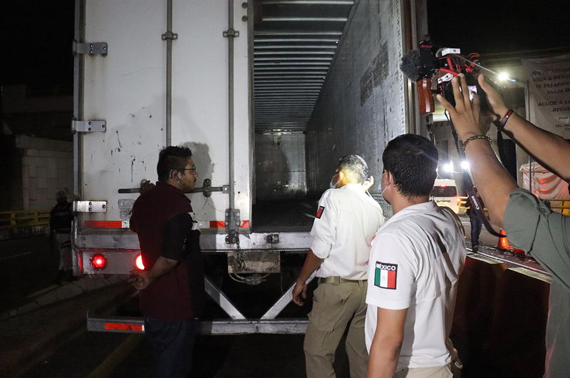 Encuentran a 19 migrantes hacinados en una camioneta en el norte de México