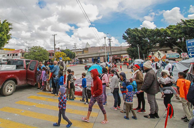 Niños de campamento migrante en Tijuana enferman por las bajas temperaturas