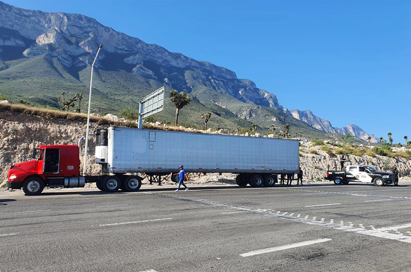 Casi 200 migrantes fueron localizados en camiones en el norte de México