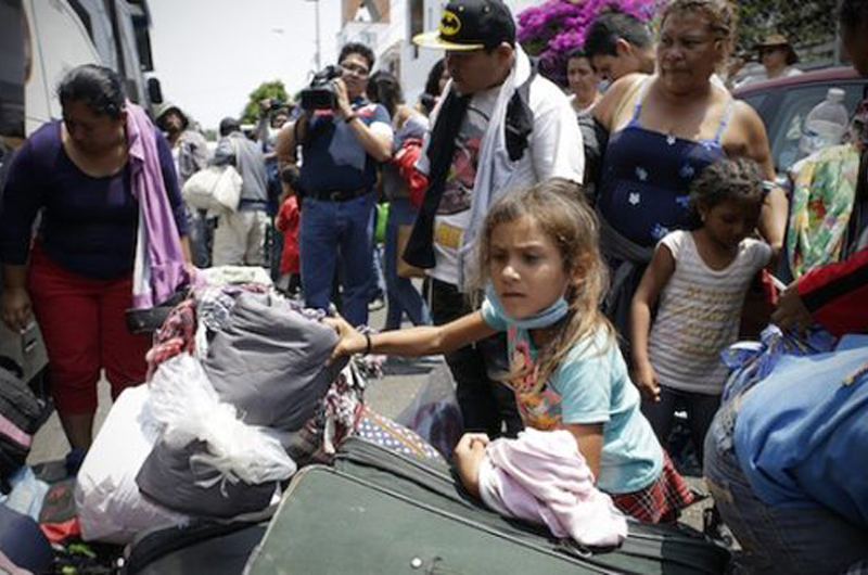 Migrantes que salen de Puebla hacia la Ciudad de México resienten frío