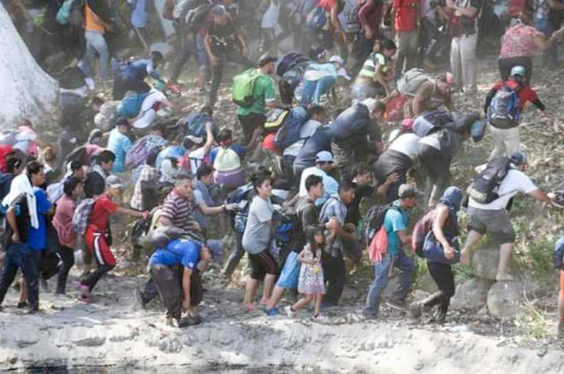 Varados 500 migrantes en la ribera del río Suchiate en Guatemala