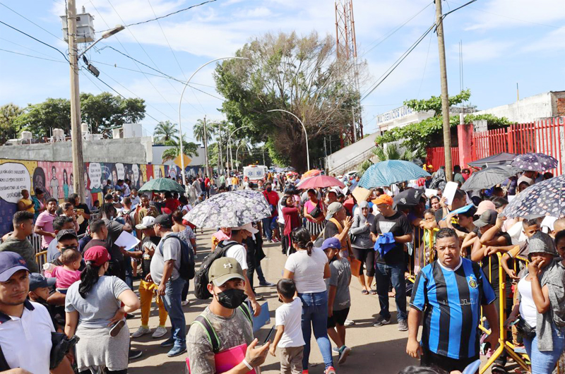 Migrantes reclaman en el sur de México  permisos para transitar hacia EEUU