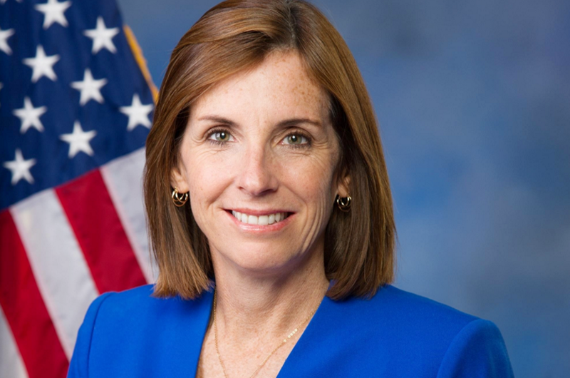 Designa gobernador de Arizona a Martha McSally al Senado