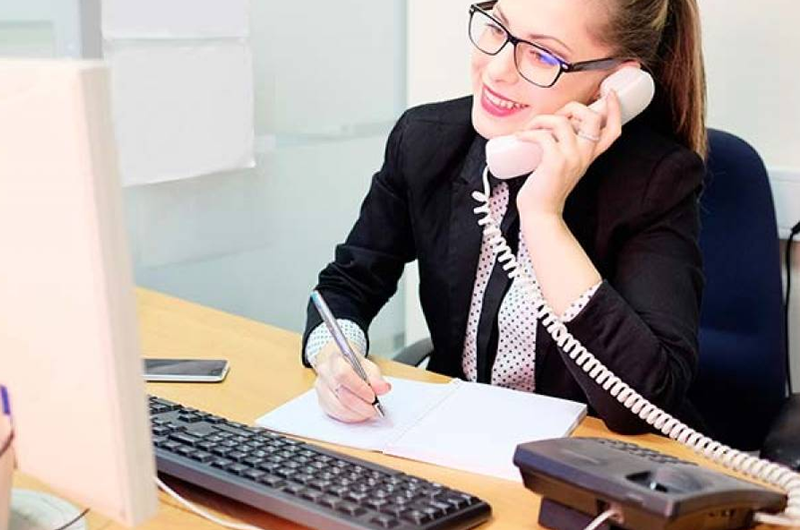 Mujeres secretarias ganan menos que hombres en esta profesión