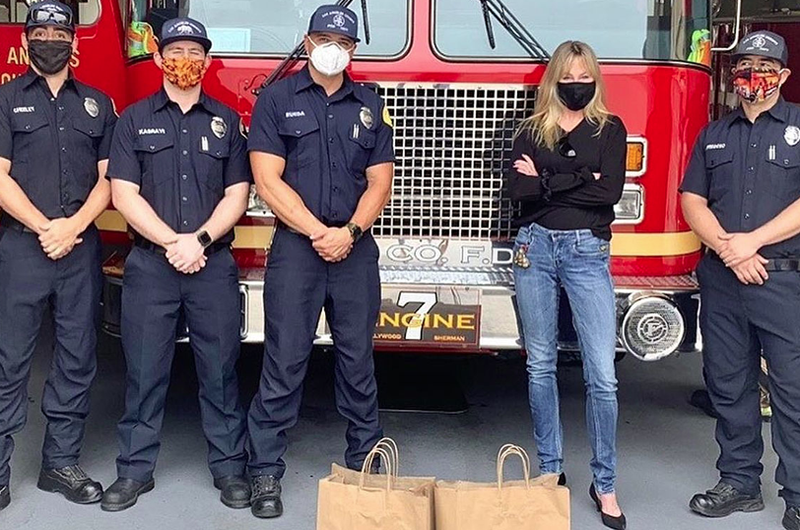 Melanie Griffith reparte comida a bomberos de Los Angeles