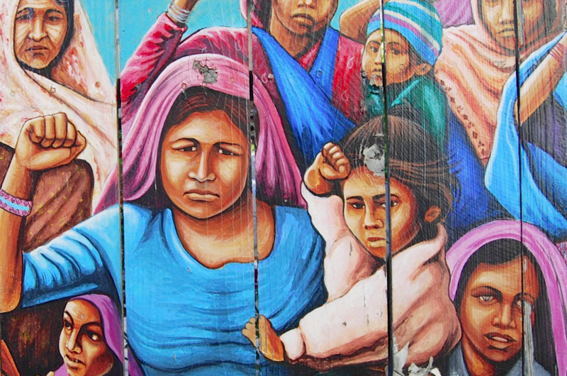 “Ser mujer en Latinoamérica”, un acercamiento fotográfico a la feminidad. Mural con mujeres indígenas y sus hijos levantando los puño, en señal de lucha. 