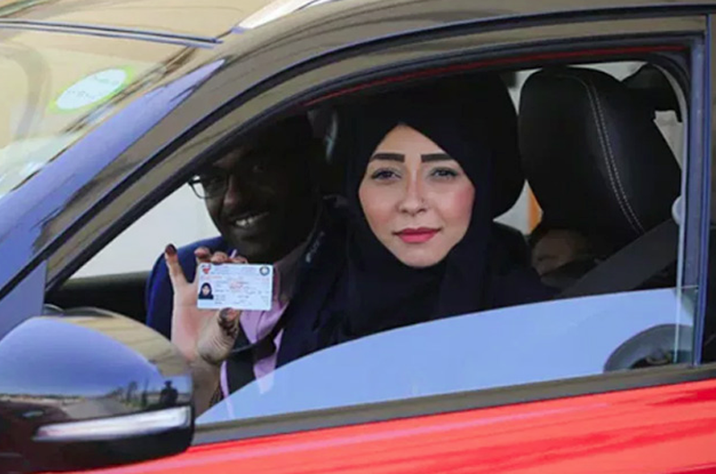 Las mujeres en Arabia Saudita pueden conducir legalmente  