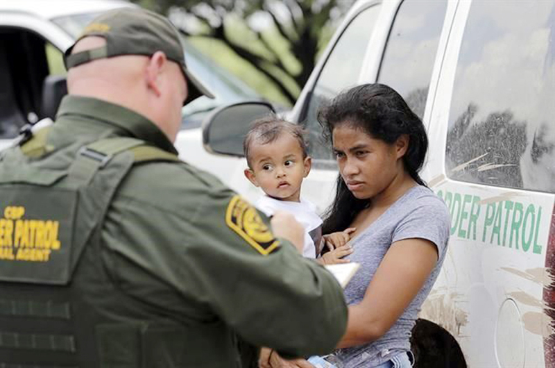 Juez de EU ordena freno temporal a deportación de padres migrantes